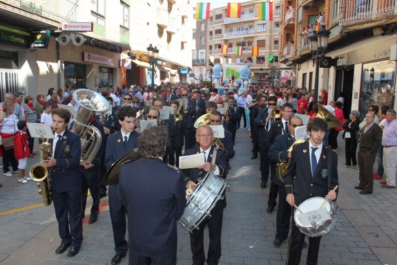 La banda y la carroza abrieron el pasacalles.
