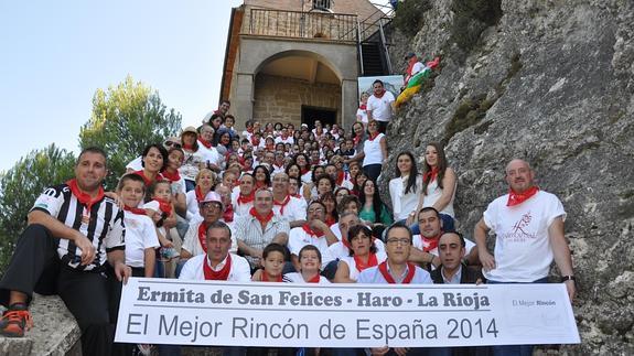 Los ‘ermitaños’, a los pies de su ermita