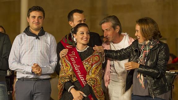 Cuca Gamarra y Pedro Muro, junto a los vendimiadores. 