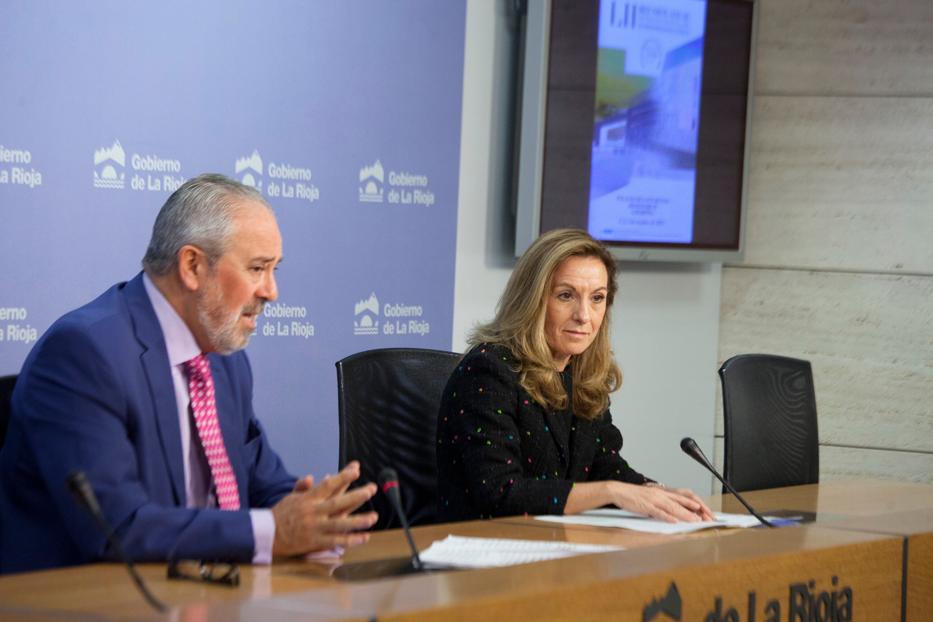 El consejero de Salud, junto a la presidenta del comité organizador del congreso.