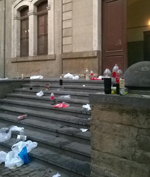 Las escaleras del Sagasta, tras la noche de novatadas. 