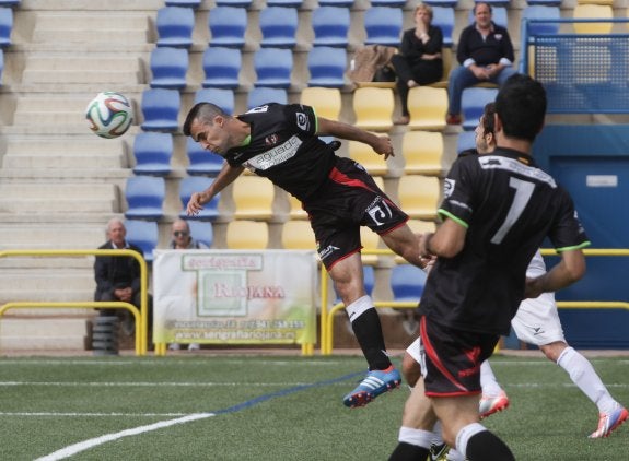 Rubén Pérez intenta alcanzar el balón con la cabeza durante el enfrentamiento de ayer del Varea contra el Balsamaiso. 