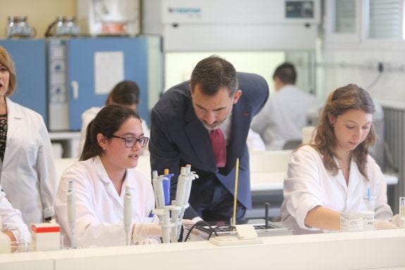 Felipe VI atento a las explicaciones de una alumna de FP en el laboratorio del IES Valle del Cidacos de Calahorra. 