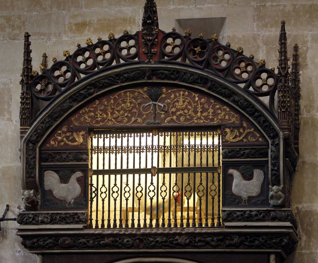 Hornacina del gallo y la gallina, en la catedral de Santo Domingo
