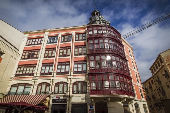 Fachada del inmueble, en la plaza Martínez Zaporta, que cumple ahora su primer siglo de existencia. 