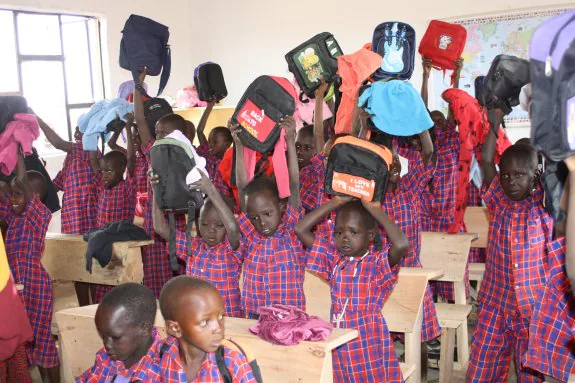 Los niños masais muestran su nuevo material escolar. 