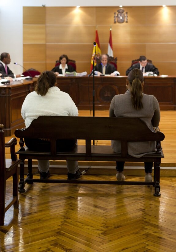 Y.S.G. (izquierda) y E.M.G. (derecha) durante una sesión del juicio. 