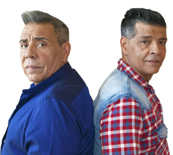 Juan (izquierda) y José Salazar son hermanos y forman el grupo musical Los Chunguitos.
