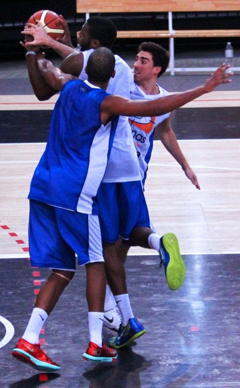 Zimmy Nwogbo intenta una penetración ante Fabio Lima y Álvaro Lobo en un entrenamiento.