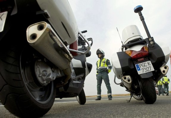 Vigilancia. Un guardia civil de Tráfico vigila la circulación en una carretera española. 
