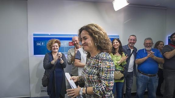 Beatriz Arráiz fue recibida en la sede del PSOE de Logroño con los aplausos de sus compañeros de partido.