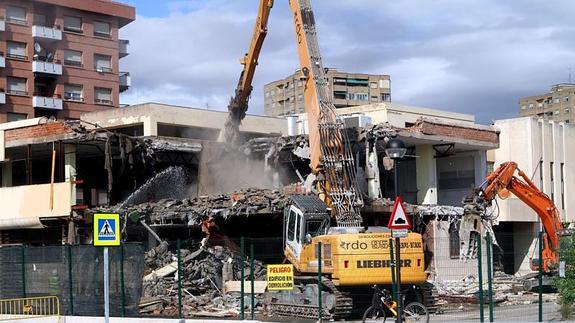 La demolición del edificio de Correos en Logroño. 