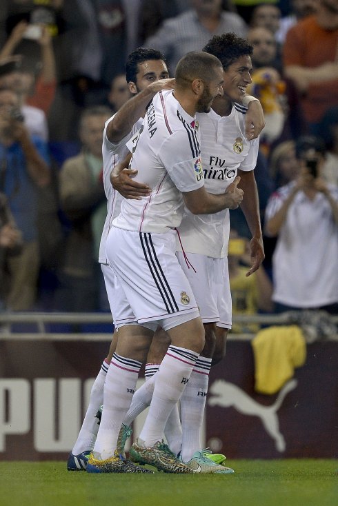 Varane se abraza a Arbeloa y Benzema. 