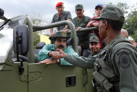 El presidente de Venezuela, Nicolás Maduro, saluda a un soldado durante la visita a un cuartel del Ejército en Caracas. 