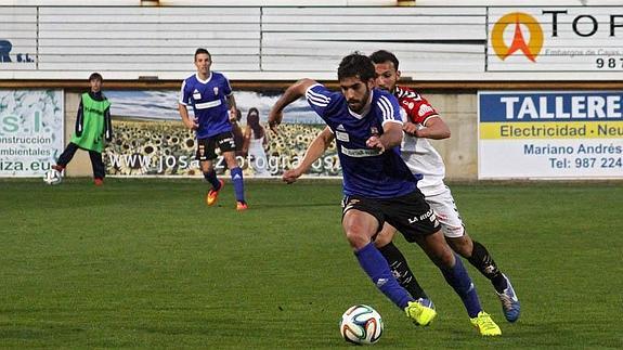 Un momento del partido en León.