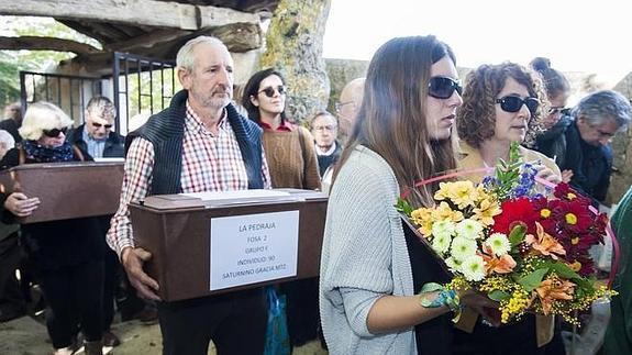 Participantes en el traslado de los restos de 135 republicanos fusilados en el Monte de la Pedraja a un nuevo panteón en un acto de la Agrupación de Familiares de Personas Asesinadas en el Monte de la Pedraja. 