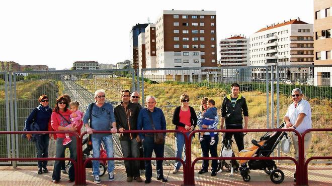 Miembros de la asociación y vecinos afectados en el puente de Río Lomo visibilizando el problema que vienen padeciendo y para el que piden solución.