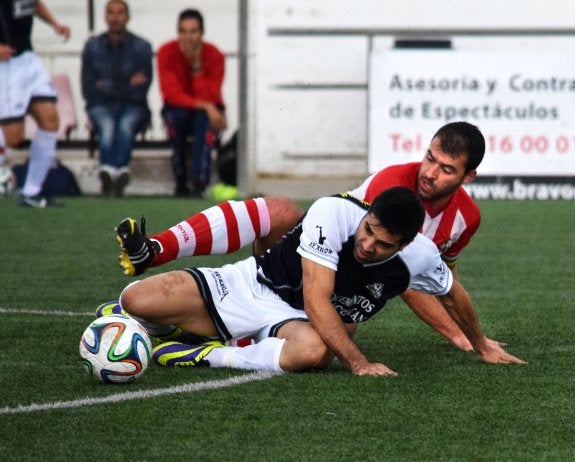 Chimbo, con Javi Tres, se convirtió en la figura del partido disputado en el San Miguel. 