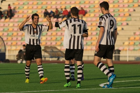 Suárez celebra la asistencia para el gol de Txutxi. 