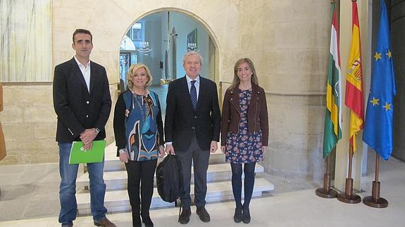 Emilio del Río y su equipo, en el Parlamento de La Rioja.