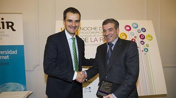 Ángel de las Heras, director general de la Multimedia La Rioja, recoge el premio de manos de Miguel Sáinz.