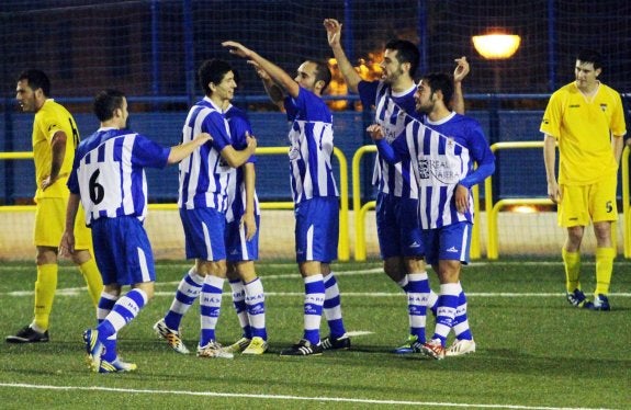 Los jugadores del Náxara celebran el primer gol. 