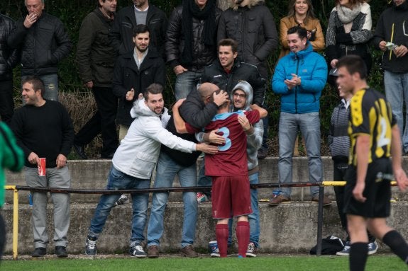 Óscar Liébana celebra su primer gol de ayer ante el Casalarreina con unos aficionados del Haro y con el rival Rubén detrás. 