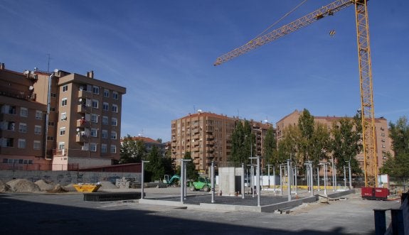 Obras de construcción de la sede de la Once, en el aparcamiento entre Chile, Club Deportivo y la vía férrea. 