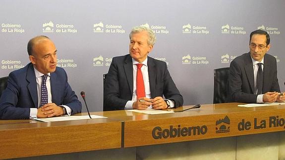 El consejero de Presidencia, Emilio del Río, junto a Cid y Santos del Valle.