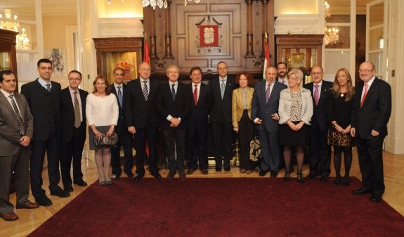 Foto de familia, con organizadores, premiados y autoridades, del acto celebrado ayer en el Centro Riojano de Madrid.
