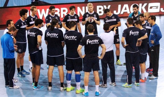 Charla de Jota González con la plantilla en el centro de la pista para motivar a los jugadores.