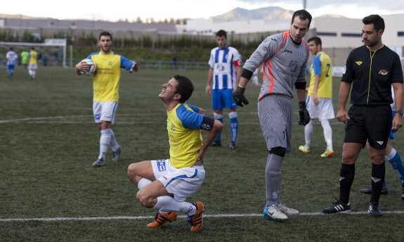 Darío, autor del gol arnedano, se retiró lesionado. 