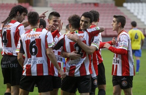 Los jugadores de la SD Logroñés celebran el gol de Bárez, el primero de la tarde.