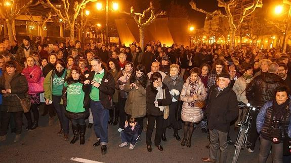 Una 'pitada' y una 'cacerolada' para protestar por la situación de los comedores escolares