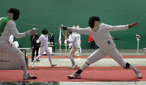 Imagen de dos tiradores durante una competición junior celebrada en Las Gaunas. 