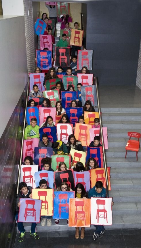 Alumnos del IES Comercio, con sus 'sillas rojas'. 