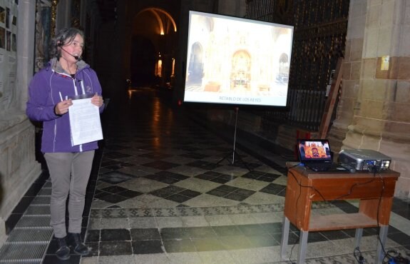 A la izquierda, visita a la capilla de los Reyes. A la derecha, arriba, participantes delante de la capilla de Santa Lucía; y abajo, la restauradora Mª José Herreros. 