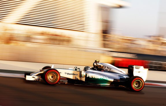 Nico Rosberg rueda, ayer, durante los entrenamientos del Gran Premio de Abu Dabi. 