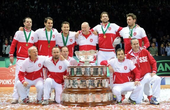 El equipo de Suiza posa con su primera Copa Davis. 