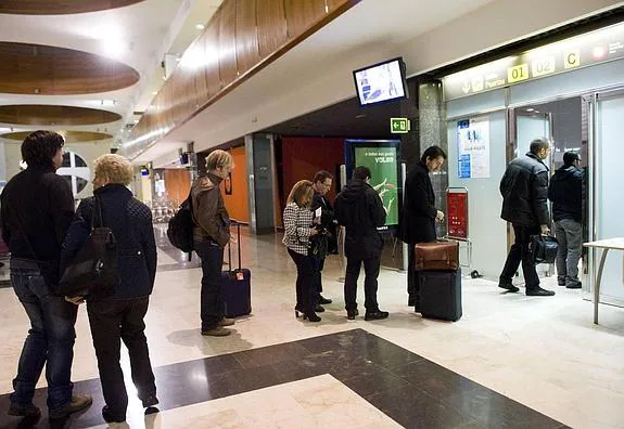 Un grupo de pasajeros en el aeropuerto de Agoncillo, momentos antes de embarcar. 