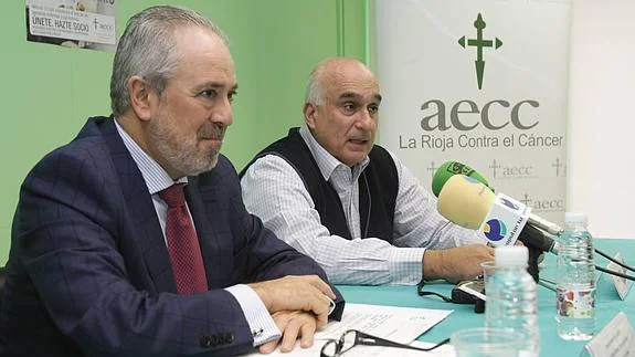 El consejero de Salud y Servicios Sociales, José Ignacio Nieto, y el médico colaborador de la AECC Javier Cevas. 