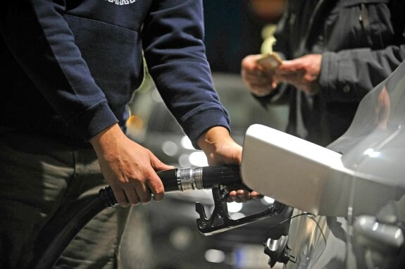 Un hombre reposta en una gasolinera vizcaína. 