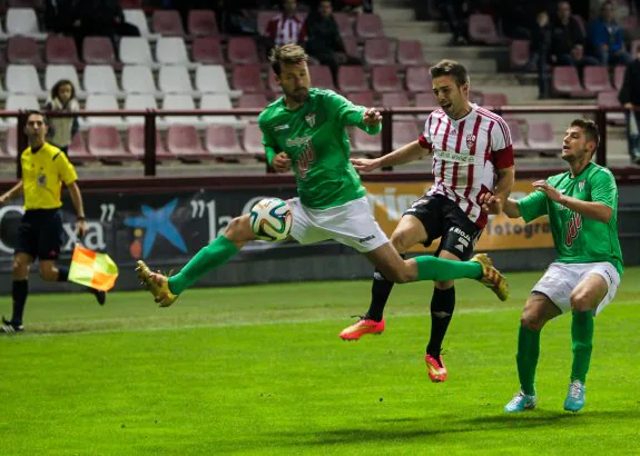 Titi pugna por el balón en el partido entre UD Logoñés y Guijuelo, que acabó con empate (2-2). 