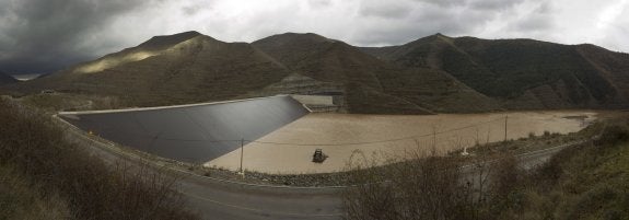 Panorámica del estado actual de las obras en la presa Soto-Terroba, con el agua ocupando buena parte de su superficie. 