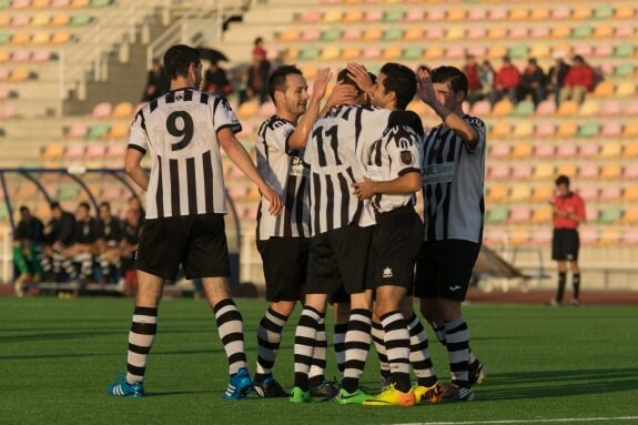 Los jugadores del Haro celebran un gol en El Mazo. 