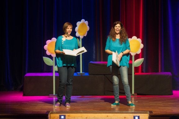 Elisa y Elena durante la presentación de 'Poemas de trapo' el sábado 6 de diciembre. 