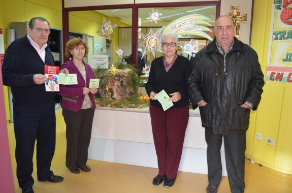 A la derecha, Félix Herce, presidente de Cáritas Calahorra, junto a varios voluntarios. 