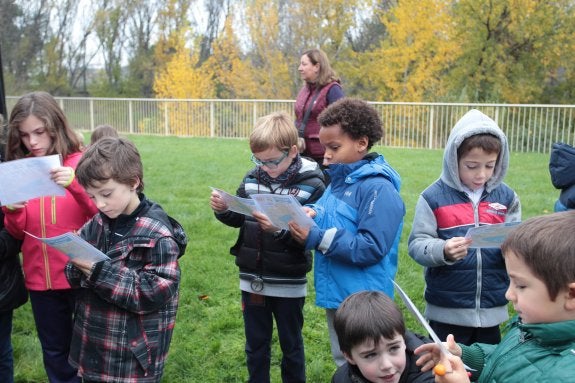 Varios jóvenes escolares estudian sus planos antes de comenzar el recorrido. 