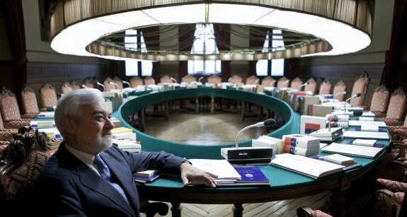 Darío Villanueva en la sala
de plenos de la Real
Academia Española,
donde los jueves se
reúnen los miembros de la
institución. 