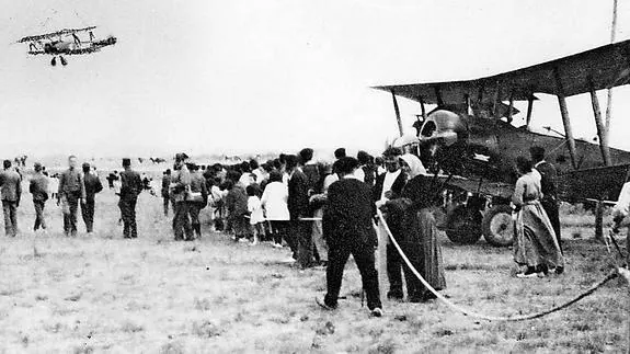 Una escena de la inauguración del aeródromo en la finca de Estarijo en 1923.